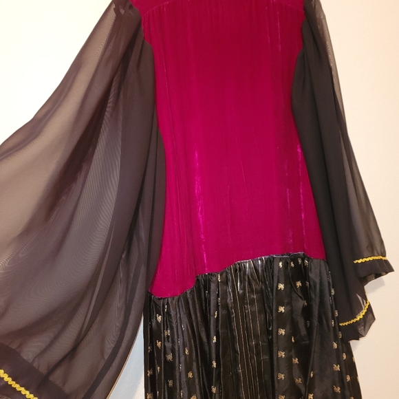 A boho dress with banarasi and a balur fabric type dress. Vantage - Picture 4 of 5